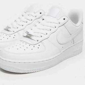 Nike Air Force 1 - Nike Air Force 1🤍 säljer mina helt sprillans nya Nike Air Force 1 i stl: 39. Säljer på grund utav att dem är förstora för mig. Kom privat för flera bilder och pris kan diskuteras 