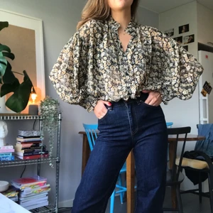 Blommig blus - Blommig blus med vida ärmar och knappar hela vägen. Perfekta höstplagget!