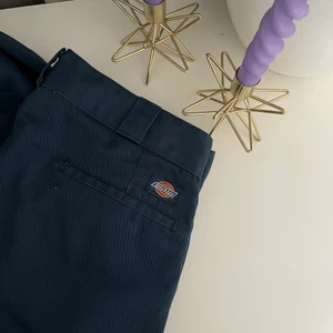 Dickies byxor  - Vintage dickes- skulle tro de är köpta på 90 talet! Vet ej modell men chansar på ”Original fit straight Leg work” midjemått finns på bild 2! 