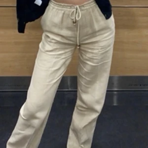 Linnebyxor  - Linnebyxor i strl S från zara