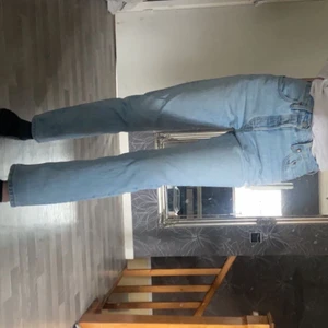 Levis jeans  - Säljer mina oanvända levis jeans pga de är förstora för mig och känner mig tyvärr inte bekväm me de.. Nypris 1199kr säljer för 550kr Strl 34/36 