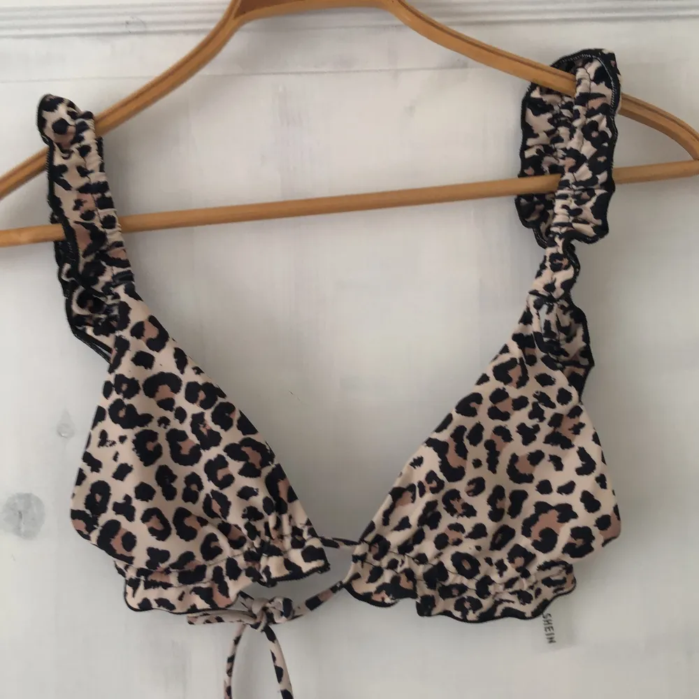 Snygg leopard mönstrad bikiniöverdel i stl M från Shein. (Liten i storlek). Ej använd endast prövad då den var för liten. OBS‼️ Köparen står för frakten, som ej är inkluderat i priset.😊. Övrigt.