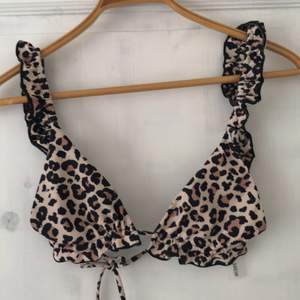Snygg leopard mönstrad bikiniöverdel i stl M från Shein. (Liten i storlek). Ej använd endast prövad då den var för liten. OBS‼️ Köparen står för frakten, som ej är inkluderat i priset.😊