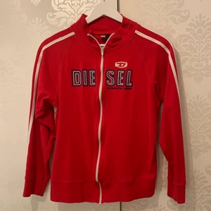 zip up hoodie - diesel  - zip up tröja från diesel, bra skick! säljer då den är för liten för mig.