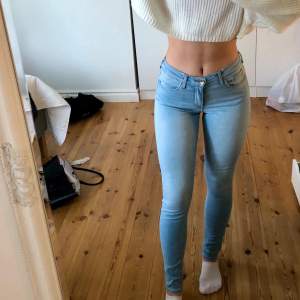 Ett par ljusblå slim jeans, low/mid waist. Strl 28/32 men känns mer som en strl 26. Jag är 172cm så ni har något att jämföra med. 