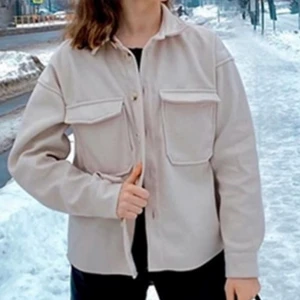 Beige jacka - FÖRSTA BILDEN ÄR LÅNAD, men den ser exakt ut så. En beige jätte trendig jacka. Lite längre där bak än där fram. Storlek XS men den är ju lixom oversized så passar ju även M beroende på hur man vill att den ska sitta. 200kr inklusive frakt 