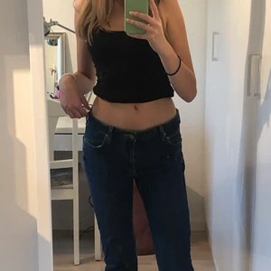 Vintage jeans - Väldigt snygga vintage jeans från märket Lee.💓💓✨ Något korta på mig som är 175. Storlek S med låg midja. Buda i kommentararna☺️ Tveka inte att fråga om mer bilder, mått osv.🤍🤍 Frakt:45 kr