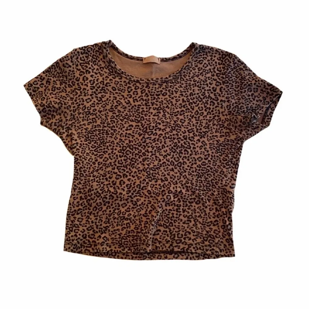 Säljer min bruna leopardmönstrade baby tre från Brandy Melville då den inte kommer till användning och att den inte passar mig.  Den är sparsamt använd och i princip i nyskick. . T-shirts.