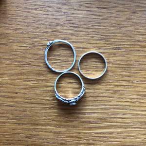 Tre ringar i olika stil, alla i silver. Den ena är lite oregelbunden i formen, men inget som stör. 