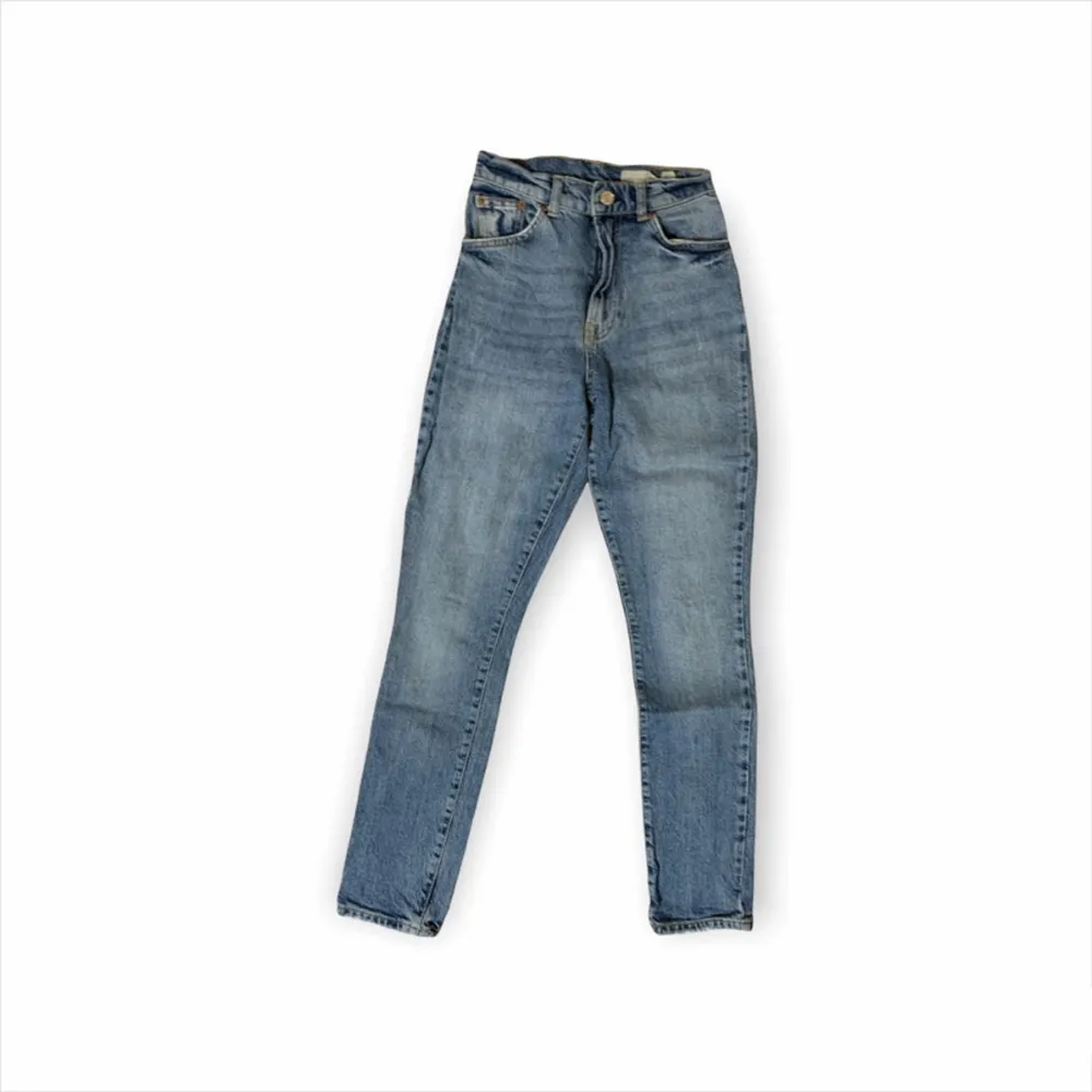 Ett par jättefina mom jeans från vero moda. Passar mig perfekt i längden som är 166cm lång. Använt väldigt många gånger men ändå inte så slitna.❤️ originalpriset tror jag var 350kr.. Jeans & Byxor.