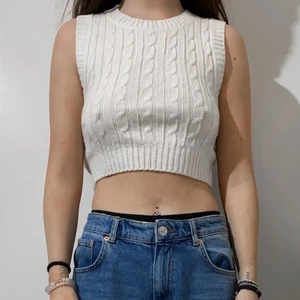 Vit topp storlek XS - Vit ribbad topp från H&M, använd 1 gång bara. Storlek XS men passar också S! 