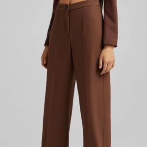 Kostymbyxor Bershka - Helt nya bruna kostymbyxor från Bershka! Storlek 40 men är som en 38. Fin figursydd passform!!