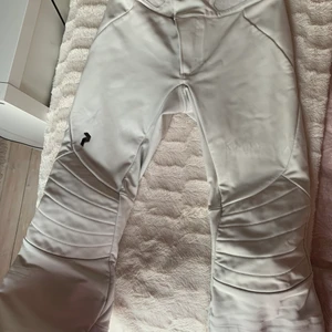 Skidbyxor - Säljer mina vita skidbyxor från peak performance. Använda några gånger så väldigt fint skick. Nypris runt 2000kr. Storlek 38 men skulle säga att de mer är som en 36💕