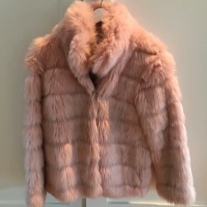 Rosa pälsjacka - Så snygg rosa pälsjacka! Flera år gammal men knappt använd. Håller en varm. Färgen kommer inte fram helt på första bilden 💞 Fuskpäls såklart! 