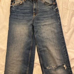 Zara jeans straightleg - Full length zara jeans med midwaist. Super fin blå färg och hål på ena knät. Jeansen är endast använda en gång då jag kände att dom blev lite för stora på mig. Storlek 34 men ganska stora skulle mer beskriva som 36