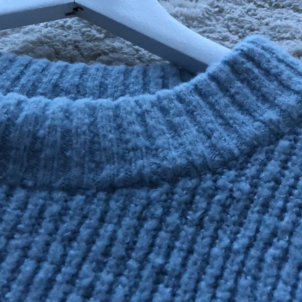 Skön stickad tröja i bra skick bara använd ett fåtal gånger. Den är pastel blå och i storlek xs. Neuleet.