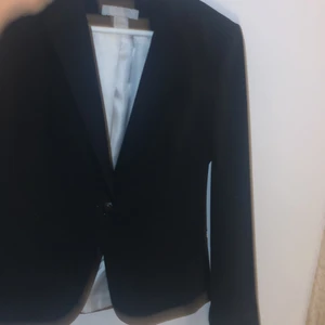 Svart kavaj h&m - Svart kavaj h&m säljer för 150kr
