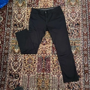 Bläck tailored fit kostmbyxor - Svarta kostmbyxor i bra kvalitet, ganska Slim. Katt finns i hem. Skriv om du har frågor :)