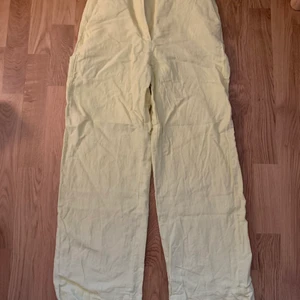 & other stories gula byxor - Sjuuukt najs byxor från & other stories som tyvärr inte passar mig längre🙄 passar asbra på våren med en oversized tröja❤️