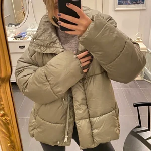 Jacka - Säljer denna jätte fina jackan ifrån hm! första bilden är lånad och andra min egna tagen i lite mörker men färgen är som på den första! hör av dig vid frågor💕💕