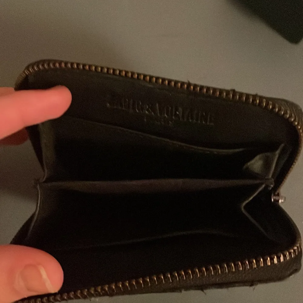 Säljer en jättefin Zadig & Voltaire plånbok i färgen svart. En gammal modell men knappt använd. Liknar modellen ZV mini wallet. Säljer pågrund av att jag fick en ny plånbok. Den är så cool och inte så vanlig. Nypris 950kr. Skriv för mer bilder.. Övrigt.
