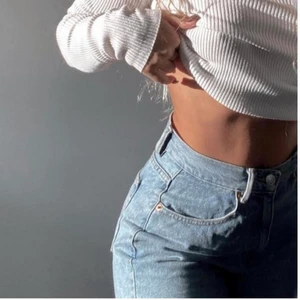 Jeans från monki - Super snygga ljusblåa jeans från monki. Modellen heter kimomo mid blue jeans. Stl 25. Köpta för 400kr. Lite slitna på: bakfickor, söm vid innerlår och midjan. Första bilden är lånad från deras hemsida!