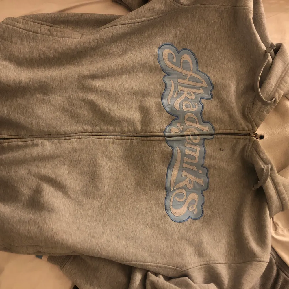 äkta ASCOOL akademiks hoodie! köpt 2005 i Paris. Önskar jag hade plats i garderoben. den är ganska oversized M-L herr storlek skulle jag säga<3. Hoodies.