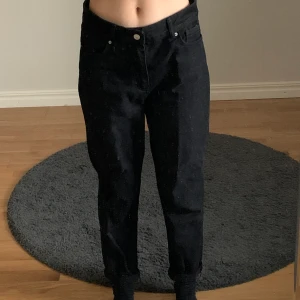Svarta jeans - Svarta jeans från Dilvin Black. Knappt använda. För stora för mig.