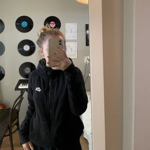 niketröja - säljer min svarta niketröja då den inte kommer till användning längre, nypris var 700 kr. köparen står för frakt