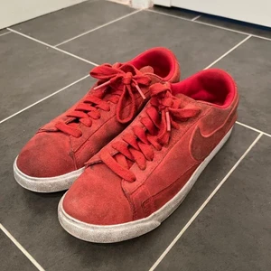 Röda Nike sneakers!  - Ett par riktigt balla sneakers från NIKE