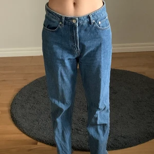 Jeans NAKD - Jeans från NAKD i mörkblå färg. Knappt använda, lite uttöjda.