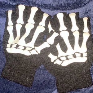 fingerlösa skelett vantar  - ett par fingerlösa skelett vantar som jag har klippt av själv 💞