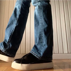 Bootcut Levi’s Jeans - Ett par snygga Levi’s 527! Sitter bra på mig som är 183cm lång. Ganska lågmidjade. Kom DM för flera bilder. Billigare om du är snabb 🤠