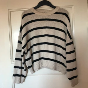 Randig tröja - Fin ta dig tröja från pull and bear. Köpt på Plick men kommer inte till någon användning. Storlek s. Skriv vid intresse💕