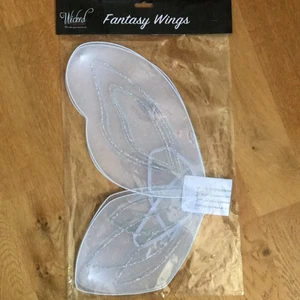 Vita Vingar - Säljer dessa helt nya och oanvända vingarna. Fick dubbletter när jag beställde till halloween. De är vita med lite glitterdetaljer. Bara o skriva om frågor eller fler bilder! ❤️