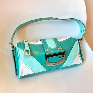 GUESS y2k minibag☘️🍀 - den här gör ont att sälja…suuuperfin Guess väska jag köpte secondhand! Den är i skinn och i toppen skick💜 använder den alldeles för sällan så vill kolla intresset! buuuda på! FRAKTEN INGÅR💖💖💖🤗🤗