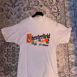 Vintage Chesterfield F1 t-shirt i strlk M bra skick och coolt tryck!