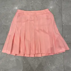 Rosa kjol som är köpt i Japan för något år sedan. Är i storlek medium men den är ganska kort baktill så skulle säga att den är mera som en S.