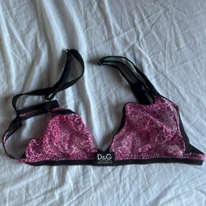 Mesh D&G bralette - Cute and vintage. Super comfy and has adjustable straps. Condition 10/10. Barely worn. Shipping is not included in the price:) 