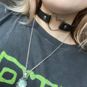 Fin choker med hjärta - Choker med hjärta. Inte använd och är i bra kvalite. (Inte äkta läder). Justerbar med knappar. Säljer för 70 kr +frakt
