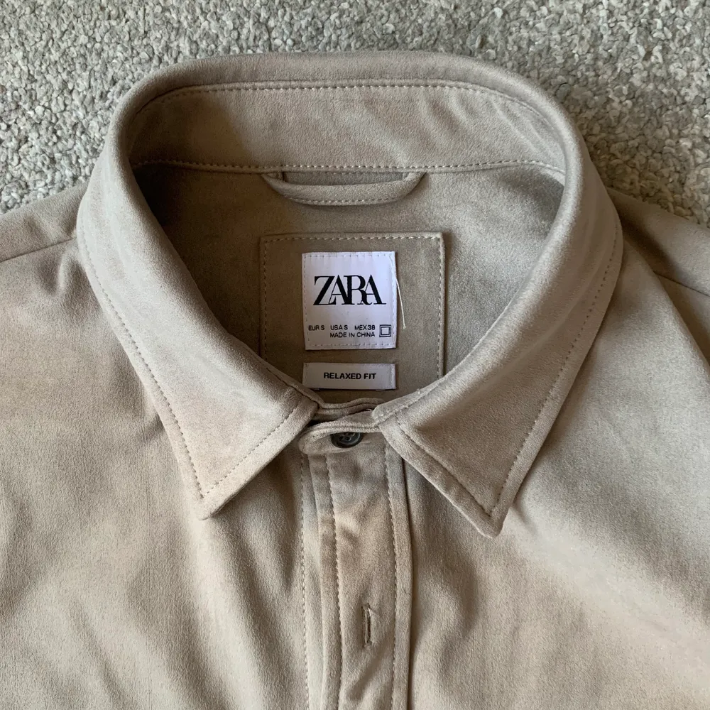 Beige overshirt från Zara, Herr. Storlek S. Relaxad fit, passar därför även M. Endast använd ett fåtal gånger, nyskick. . Skjortor.