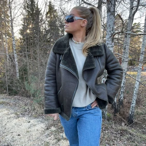 Grön bikerjacka 💚 - Den gröna flamman som tyvärr har blivit för liten!!! Välanvänd därmed bälte som saknas sant två flerpar som gått upp (vågar ej sy tillbaka själv pga har ej kunskap) ❄️😩