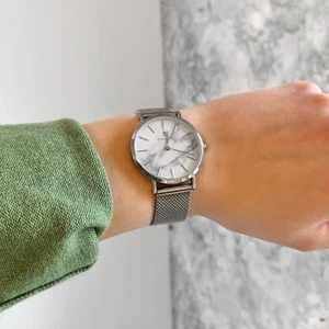 Marmor klocka - Säljer en fin klocka från Black Oak. Nypris 698, säljer för 200 kr. Modell: unisex. Den är i fint skick det går att ändra storleken så den passar❣️ klockask medföljes 