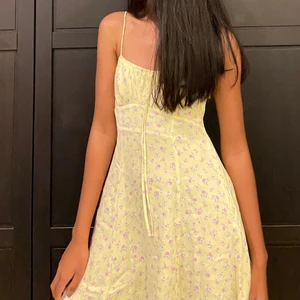 Zara strl xs - Säljer denna glättad och mönstrad klänning från Zara.  Kom priv för se defekter.!!!