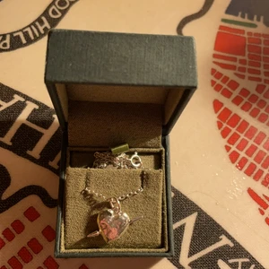 Maria Nilsdotter halsband - Säljer mitt älskade halsband från Maria Nilsdotter. Det köptes i höstas för 2000kr. Det är i mycket bra skick och kedjan är 40cm. Säljer för att jag vill köpa ett annat.