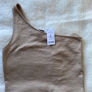 Topp från Gina Tricot  - Helt slutsåld topp från Gina Tricot, oanvänd med lappen kvar. Säljer pga ingen användning. Nypris 159 kr. 