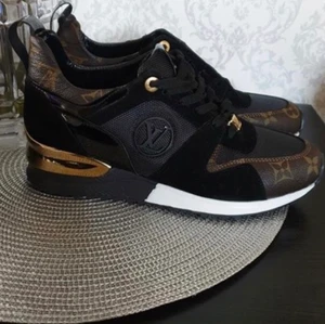 Louis Vuitton  - Säljer mina helt nya Äkta Louis Vuitton skor. Kartong och kvitto medföljer. Storlek 36/5. Nypris 7450kr 