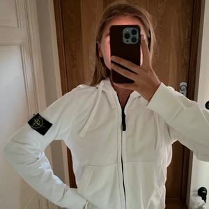 Stone Island Hoodie  - Vit med dragkedja. Passar XS/S