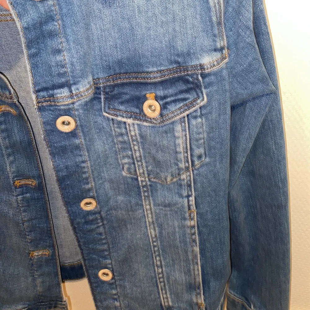 En snygg jeans jacka. Typ helt ny är tyvärr för liten och hänger bara i garderoben.. Jackor.