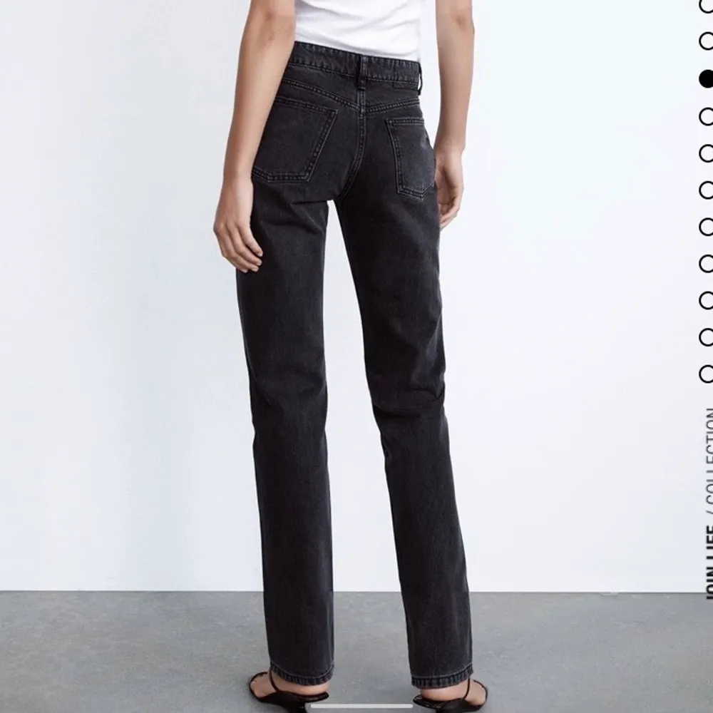 Säljer nu mina svarta jeans från Zara! Jeansen är i bra skick. 💕 Köparen står för frakt. Vid flera intresserade blir det budgivning.. Jeans & Byxor.